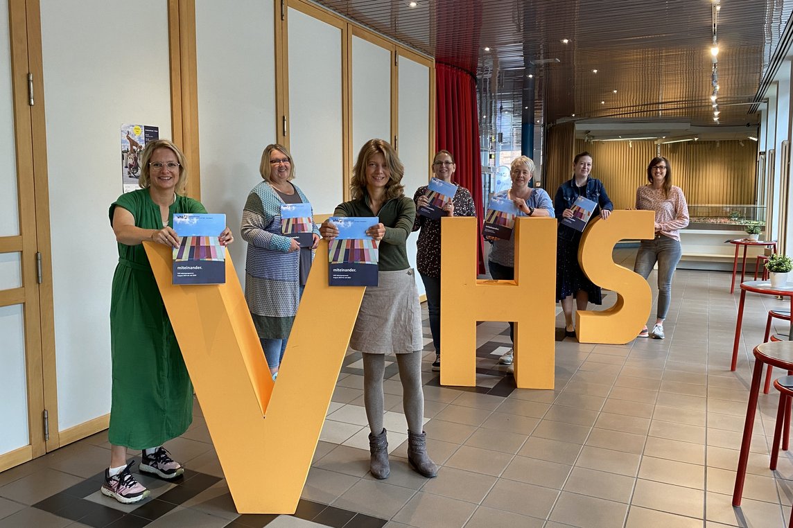 Präsentieren das druckfrische VHS-Programmheft: VHS-Leiterin Dr. Marie Hologa (li). und ihr Team (v. li.) Anke Sandkühler, Carina Wittor, Susanne Hoeft, Marion Seggewiß, Dr. Saskia Jogler und Nicole Wellmann. Foto: Stadt Dülmen/Kannacher